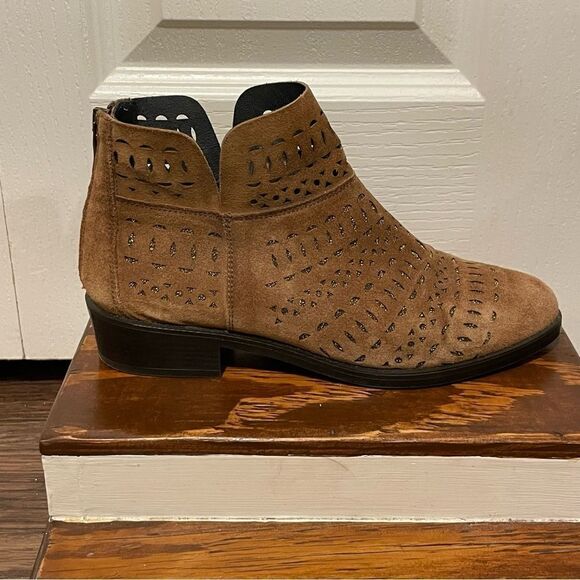 Kanna Suede Ankle Boots Perforated Tan Over Metallic Gold Size 38 EU 7.5 US - Picture 2 of 15